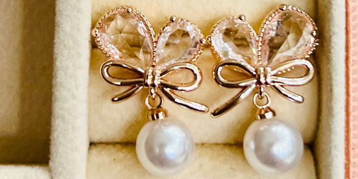 Beautiful crystal stone studded Pearl drop earring