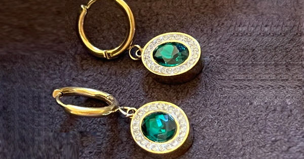 Emerald Earrings Detail